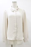 画像1: Fi.n.t / リボンタイ付きロゴ刺繍衿長袖ブラウス Free BEIGE× RED H-26-03-12-035-CA-BL-NS-ZH (1)