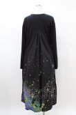 画像2: NieR Clothing / プリント切替ロングワンピース  黒 H-26-03-15-024-PU-OP-KB-ZH (2)