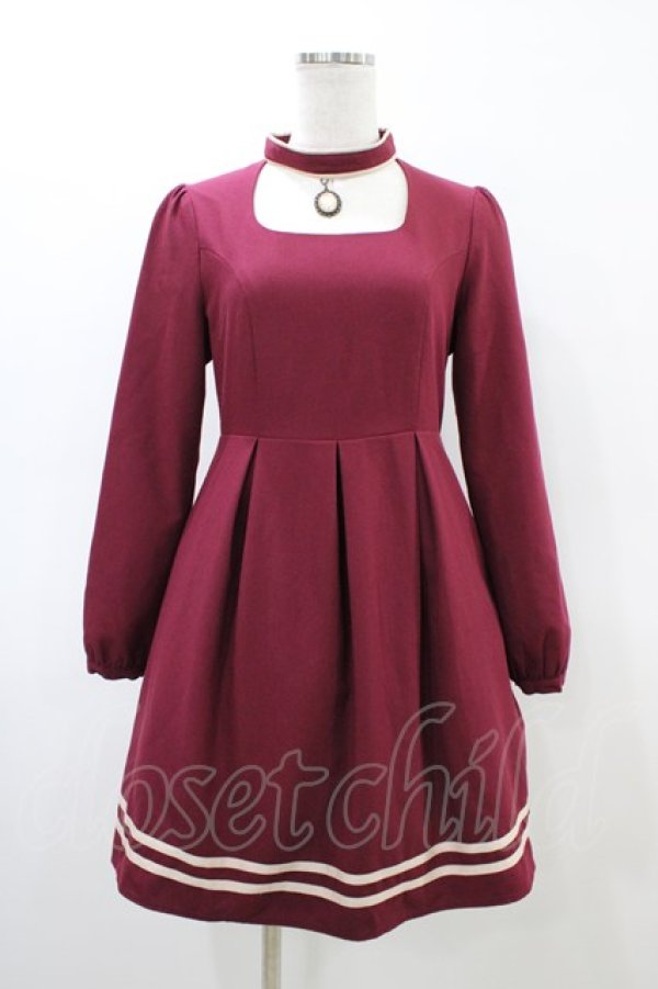 画像1: an another angelus / カメオ付きワンピース Free Bordeaux H-26-03-24-1033-CA-OP-NS-ZH (1)