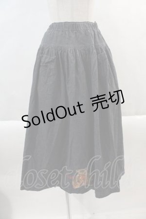 画像: WONDERFUL WORLD / 裾ロゴ&くまさん刺繍デニムスカート  黒デニム I-24-09-12-079-LO-SK-HD-ZI