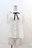 画像1: Amavel / うさぎ×メッセージ刺繍入り　配色リボンタイ付半袖ブラウス  白Ｘ黒 I-24-12-01-010-CA-BL-HD-ZT162 (1)