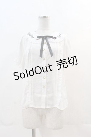 画像: Amavel / うさぎ×メッセージ刺繍入り　配色リボンタイ付半袖ブラウス  白Ｘ黒 I-24-12-01-010-CA-BL-HD-ZT162
