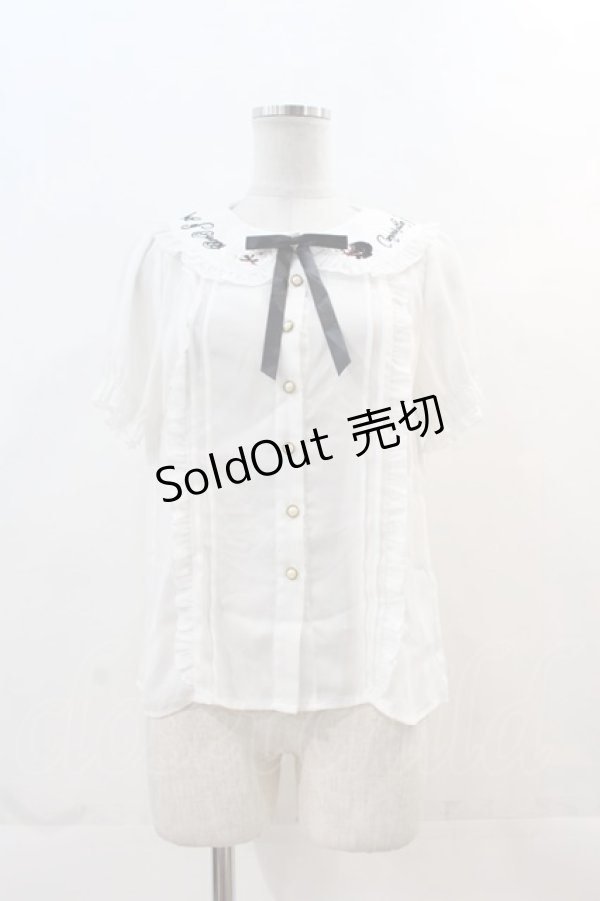 画像1: Amavel / うさぎ×メッセージ刺繍入り　配色リボンタイ付半袖ブラウス  白Ｘ黒 I-24-12-01-010-CA-BL-HD-ZT162 (1)