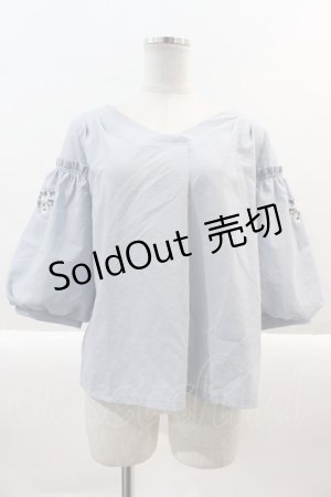 画像: axes femme / 袖フラワー刺繍パフ袖プルオーバー  サックス I-25-01-10-017-AX-TO-AS-ZT379