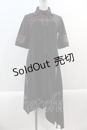 画像: Ozz oneste / ダブル襟刺繍スナップボタン半袖シャツワンピース  黒Ｘ赤 I-25-01-20-101-OO-OP-HD-ZI