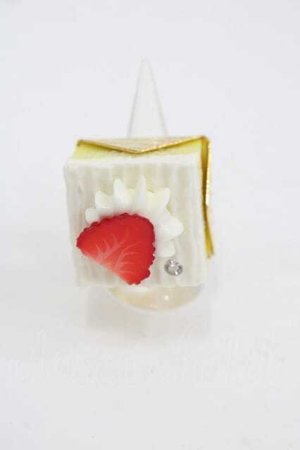 画像: Q-pot. / ストロベリーショートケーキリング  白Ｘ赤 I-25-04-12-009-QP-AC-HD-ZI