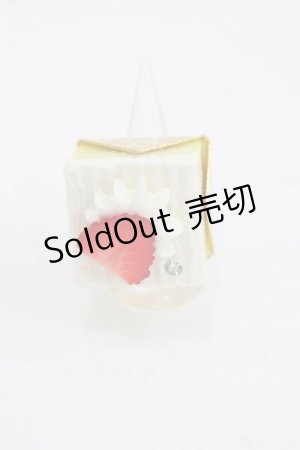 画像: Q-pot. / ストロベリーショートケーキリング  白Ｘ赤 I-25-04-12-009-QP-AC-HD-ZI