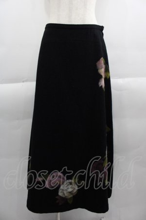 画像: INGEBORG / 薔薇刺繍スカート  黒 I-25-04-16-098-LO-SK-HD-ZS