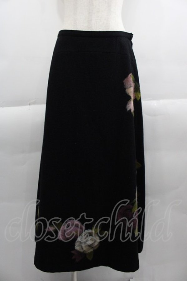 画像1: INGEBORG / 薔薇刺繍スカート  黒 I-25-04-16-098-LO-SK-HD-ZS (1)