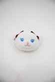 画像1: BABY,THE STARS SHINE BRIGHT / ねこくみゃちゃんクリップブローチ  白Ｘ赤 I-25-04-16-119-BA-AC-HD-ZI (1)