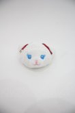 画像1: BABY,THE STARS SHINE BRIGHT / ねこくみゃちゃんクリップブローチ  白Ｘ赤 I-25-04-16-120-BA-AC-HD-ZI (1)