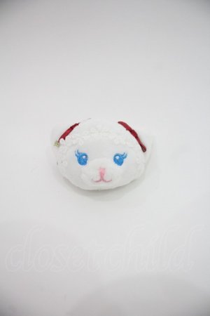 画像: BABY,THE STARS SHINE BRIGHT / ねこくみゃちゃんクリップブローチ  白Ｘ赤 I-25-04-16-120-BA-AC-HD-ZI