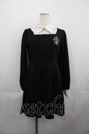 画像: Ank Rouge / エンブレム刺繍ドーリーワンピース  黒 I-25-05-11-110-CA-OP-AS-ZI