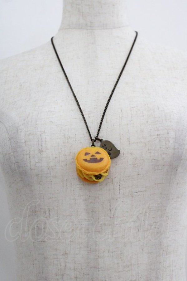 画像1: Q-pot. / Jack-o'-lantern Macaron Necklace  オレンジ I-25-05-14-010-QP-AC-HD-ZI (1)