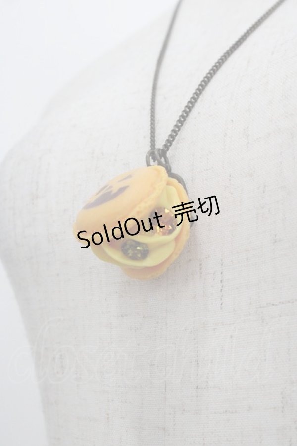 画像2: Q-pot. / Jack-o'-lantern Macaron Necklace  オレンジ I-25-05-14-010-QP-AC-HD-ZI (2)