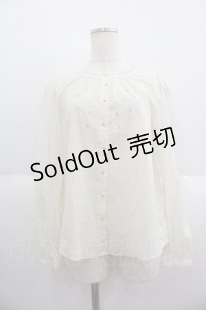 画像: Franche Lippee / ミニリンゴ刺繍ブラウス  アイボリー I-25-05-14-042-LO-BL-HD-ZI