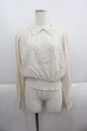 画像: an another angelus / 変形カラー同色ローズ刺繍プルオーバーブラウス  アイボリー I-25-05-19-003-CA-BL-HD-ZI
