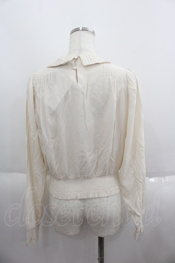 画像2: an another angelus / 変形カラー同色ローズ刺繍プルオーバーブラウス  アイボリー I-25-05-19-003-CA-BL-HD-ZI (2)