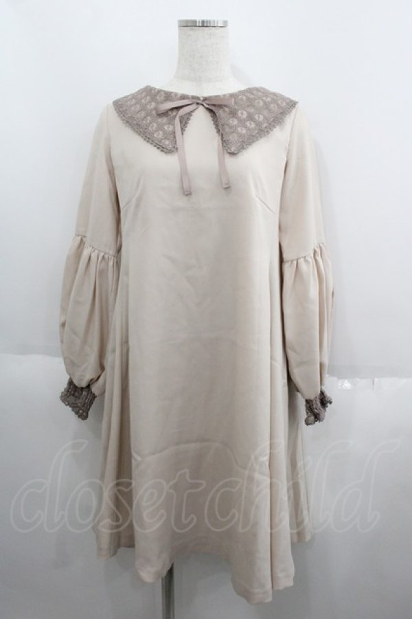 画像1: Maison de FLEUR Petite Robe canone / レース衿ワンピース M ベージュ I-25-05-23-052-EL-OP-HD-ZI (1)