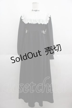 画像: Jamie エーエヌケー / ハイネック刺繍サイドベルトロングワンピース  黒Ｘ白 I-25-06-04-065-LO-OP-HD-ZI