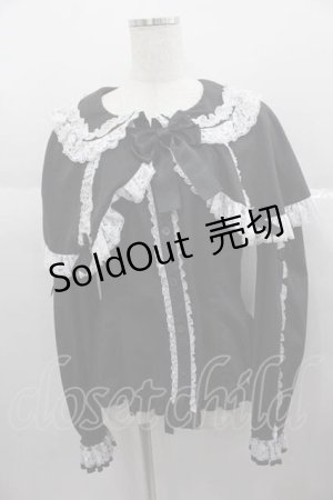 画像: metamorphose / 【プラスサイズ】ケープ付き丸襟ブラウス 2 黒Ｘ白 I-25-06-17-009-ME-BL-HD-ZI
