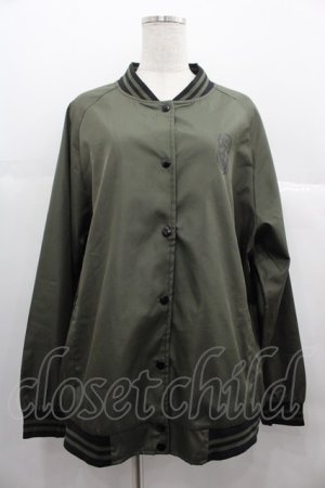 画像: NieR Clothing / バックNieRちゃんブルゾンジャケット F カーキＸ黒 I-25-06-25-039-PU-JA-HD-ZI