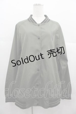 画像: NieR Clothing / バックNieRちゃんブルゾンジャケット F カーキＸ黒 I-25-06-25-039-PU-JA-HD-ZI