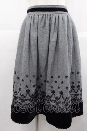 画像: axes femme / 裾刺繍入りミディスカート  グレーＸ黒 I-25-07-06-095-AX-SK-HD-ZI
