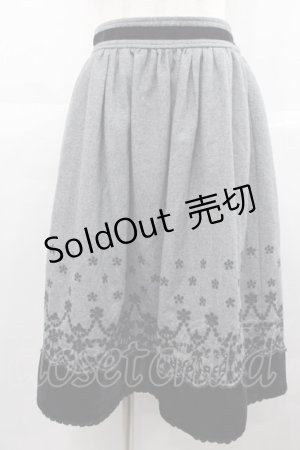 画像: axes femme / 裾刺繍入りミディスカート  グレーＸ黒 I-25-07-06-095-AX-SK-HD-ZI