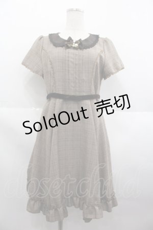 画像: axes femme / リボンパールブローチ付きラメチェック半袖ワンピース  ブラウン I-25-07-09-086-AX-OP-HD-ZI