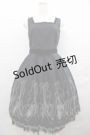 画像: Emily Temple cute / トゥーシューズ刺繍リボンベルト付ノースリーブワンピース  黒 I-25-07-23-036-ET-OP-HD-ZI