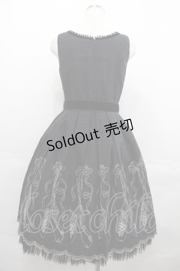 画像2: Emily Temple cute / トゥーシューズ刺繍リボンベルト付ノースリーブワンピース  黒 I-25-07-23-036-ET-OP-HD-ZI (2)