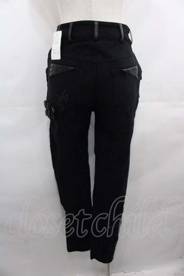 OzzOn Ozz Croce ベルト付きブラックルーズショートパンツ OzzOn Ozz Croce ベルト付きブラックルーズショートパンツ