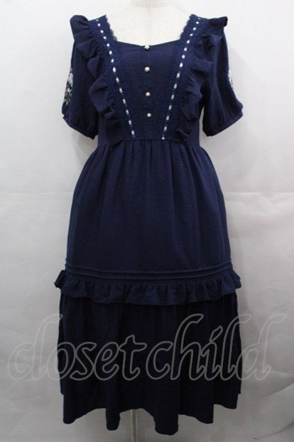 画像1: axes femme / ハシゴレース×袖バラ刺繍ワンピース  ネイビー I-25-08-15-088-AX-OP-HD-ZI (1)