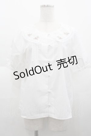 画像: Fi.n.t / ローズ刺繍チュールレース衿ブラウス  白 I-25-08-25-002-CA-BL-HD-ZI