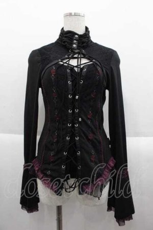 画像: Ozz Croce / 薔薇刺繍フロント編み上げハイネックトップス  黒Ｘ赤 I-25-09-18-055-OO-TO-HD-ZI