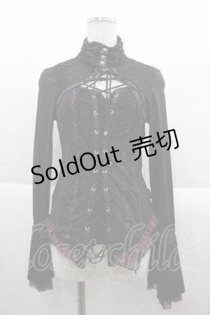 画像: Ozz Croce / 薔薇刺繍フロント編み上げハイネックトップス  黒Ｘ赤 I-25-09-18-055-OO-TO-HD-ZI