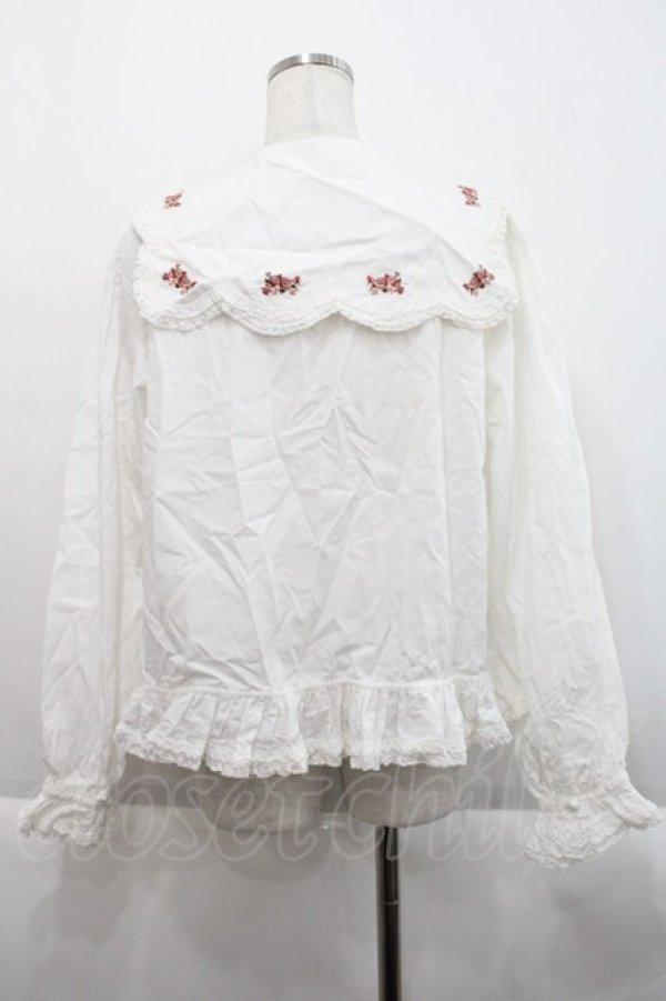 画像2: KETTY / ローズブーケ刺繍スカラップセーラー襟オーバーブラウス  白ｘ赤 I-25-09-21-012-EL-BL-HD-ZI (2)