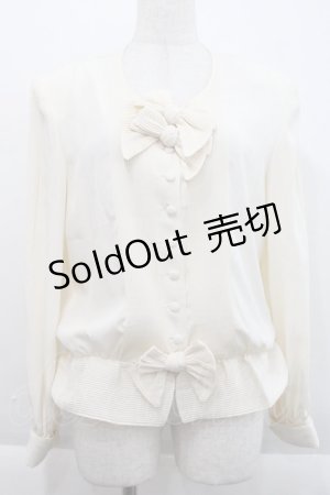 画像: INGEBORG / ピンタックダブルリボンノーカラーブラウス  アイボリー I-25-09-21-013-LO-BL-HD-ZI