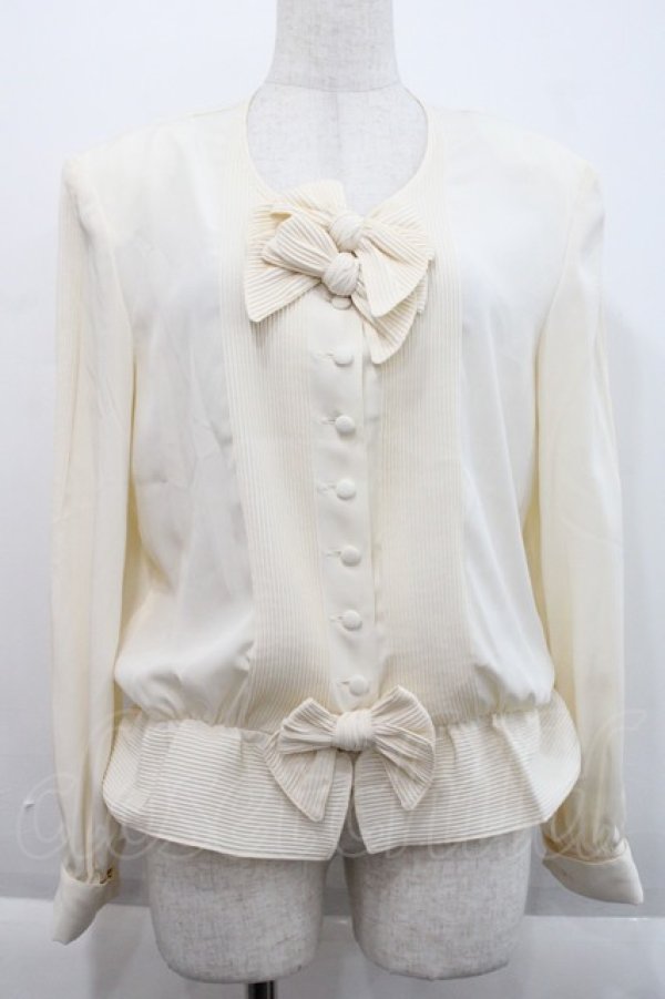 画像1: INGEBORG / ピンタックダブルリボンノーカラーブラウス  アイボリー I-25-09-21-013-LO-BL-HD-ZI (1)