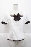 画像1: MARBLE / リボンブローチ付き半袖ブラウス  白Ｘブラウン I-25-10-10-028-GO-BL-SA-ZI (1)