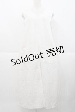 画像: PINK HOUSE / クマワッペンエプロンジャンパースカート  ホワイト I-25-10-18-059-LO-OP-SA-ZI