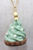 画像4: Q-pot. / クリスマスツリーカップケーキネックレス  グリーン I-25-10-29-118-QP-AC-SA-ZI (4)