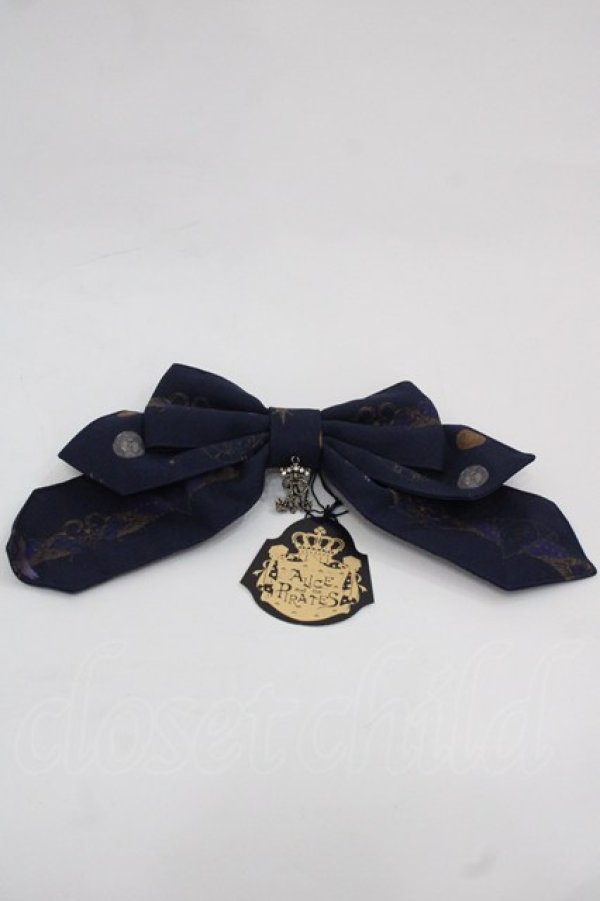 画像1: ALICE and the PIRATES / 魔女と悪魔の西洋菓子店〜ソロモンの小さな鍵と秘密のレシピ〜柄リボンクリップ  紺 I-25-11-12-108-PA-AC-SA-ZI (1)