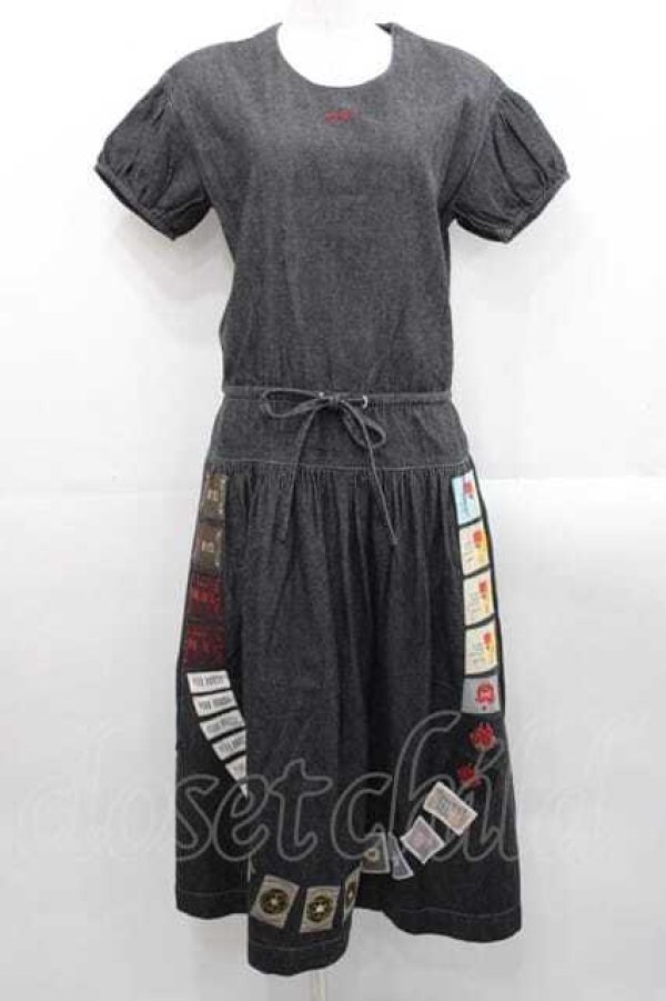 画像1: PINK HOUSE / ワッペンデザイン半袖デニムワンピース  黒デニム I-25-11-15-075-LO-OP-SA-ZI (1)