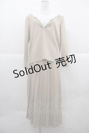 画像: INGEBORG / ロゴ刺繍セーラーブラウス&プリーツスカートセットアップ  ベージュＸ白 I-25-12-02-072-LO-BL-SA-ZI