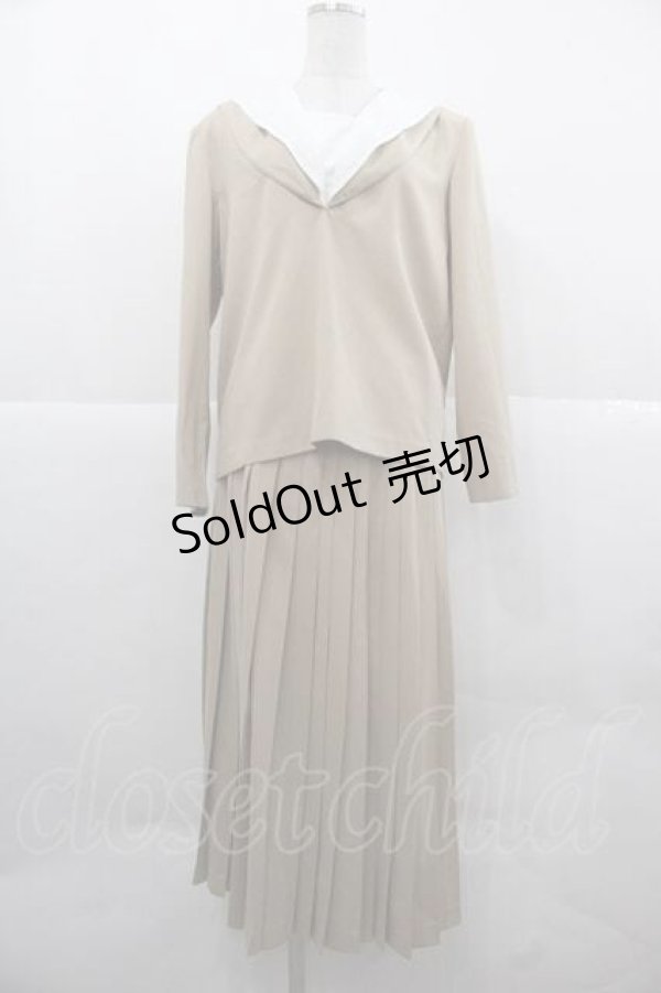 画像1: INGEBORG / ロゴ刺繍セーラーブラウス&プリーツスカートセットアップ  ベージュＸ白 I-25-12-02-072-LO-BL-SA-ZI (1)