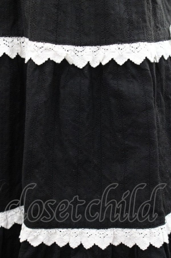 画像4: BABY,THE STARS SHINE BRIGHT / からみ3段ティアードジャンパースカート  黒Ｘ白 I-25-12-18-047-BA-OP-SA-ZI (4)