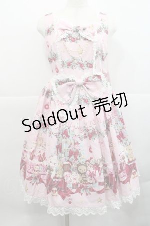 画像: BABY,THE STARS SHINE BRIGHT / くみゃちゃんたちのChristmas Holly Night 柄 リボンジャンパースカート  ピンク I-25-12-18-049-BA-OP-SA-ZI