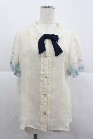 画像: axes femme / チャーム付きカラー刺繍ブラウス  アイボリー I-25-12-24-071-AX-BL-SA-ZI